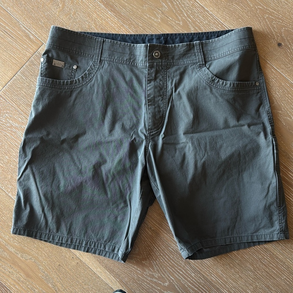 Kuhl Mens 40 Cargo Shorts khaki Hiking camping outdoors 9’ inseam Beach work
